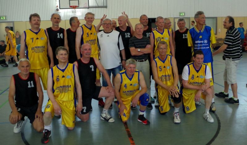 Die Spieler des USV Halle und des DBV Charlottenburg - die Mannschaften trafen im kleinen Finale aufeinander. Für den USV Halle spielten: Gernot Ochs, Fritz Espenhahn, Matthias Pohlack, Ronald Bauer, Claus Hartung, Karl-Heinz Gärtner, Bernd Danzke, Ralf Klonschinsky, Hans-Ulrich Brückner, Georg Wycisk; Coach Ronald Heinold // Foto: Espenhan